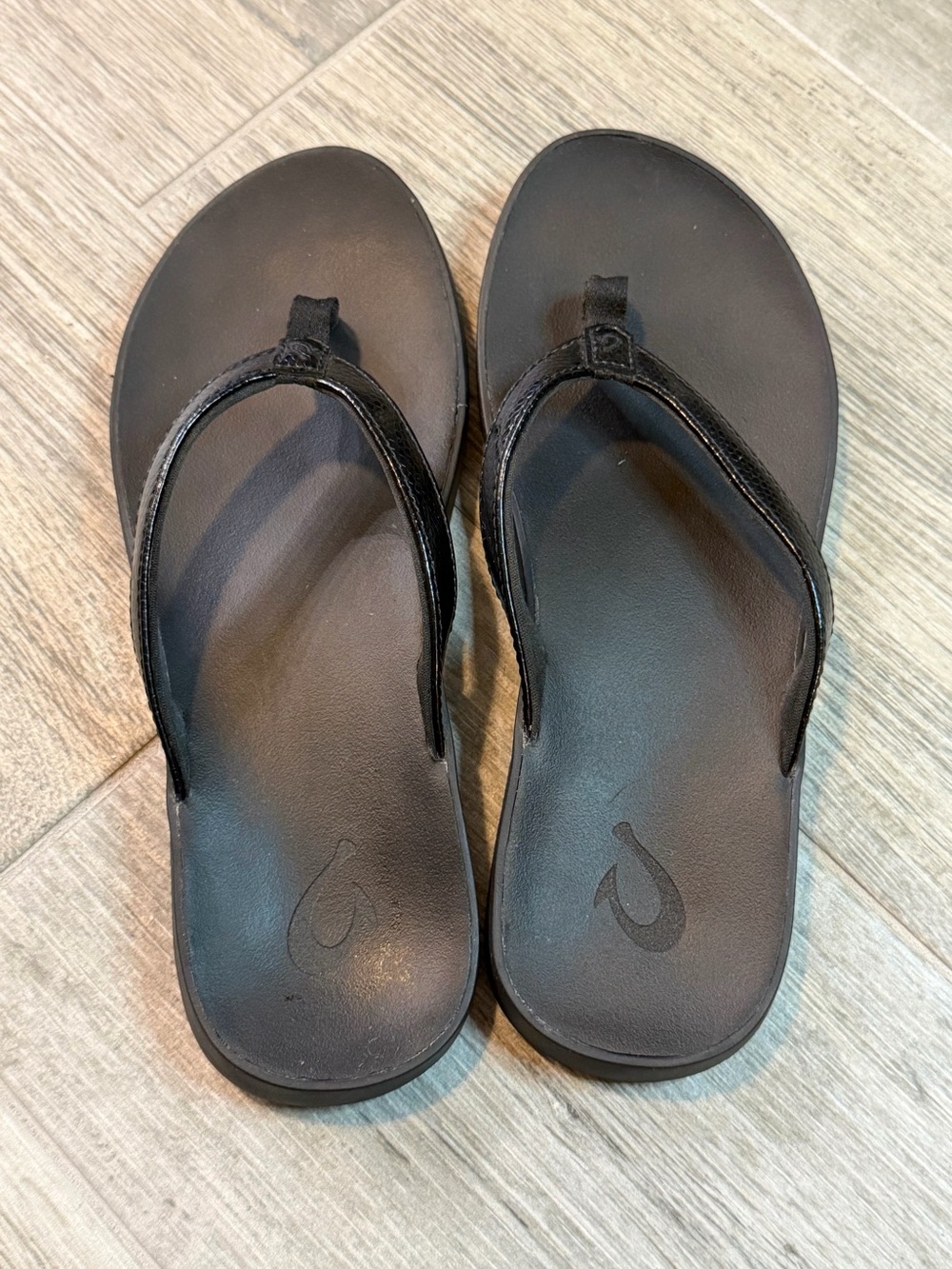 OluKai Puawe Black Sandals Flip Flops Women's Size 8 Casual Summer Pool Beach - Picture 2 of 10